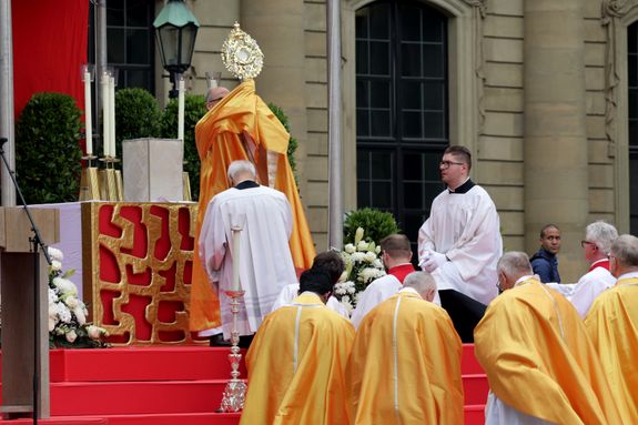 Bischof Dr. Franz Jung erteilt an der Residenz den eucharistischen Segen mit der Monstranz