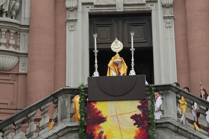 Auf den Stufen des Würzburger Neumünsters erteilte Bischof Dr. Franz Jung zum Abschluss der Fronleichnamsprozession den Eucharistischen Segen.