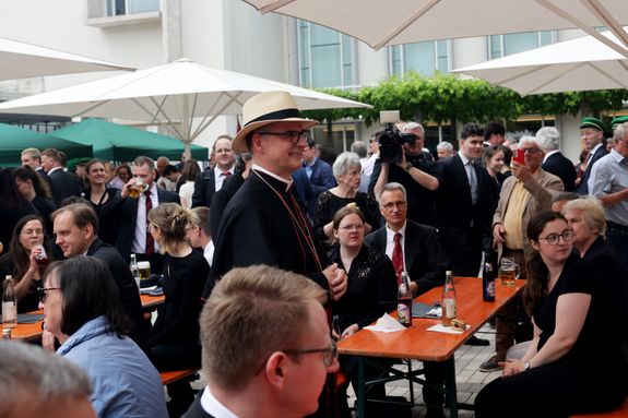 Viele Menschen nutzten die Gelegenheit vor dem Burkadushaus, um Bischof Dr. Franz Jung persönlich zum Geburtstag zu gratulieren.
