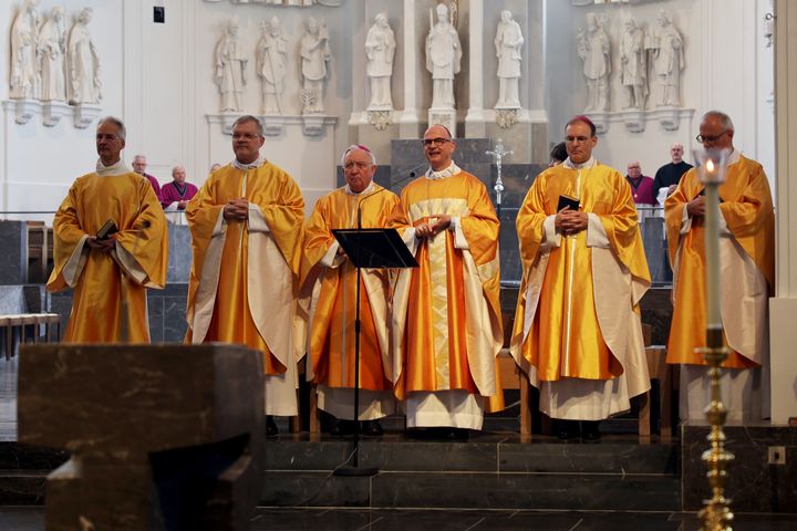 Bischof Dr. Franz Jung feiert am 14. Juni 2026 im Würzburger Kiliansdom einen Pontifikalgottesdienst zum Mozartfest. Zugleich begeht er den 8. Jahrestag seiner Bischofsweihe. Unter den Zelebranten war auch Prälat Klaus Metzl (rechts), Stadtpfarrer sowie Stiftspropst und Wallfahrtsrektor in Altötting und ein Studienkollege von Bischof Jung.