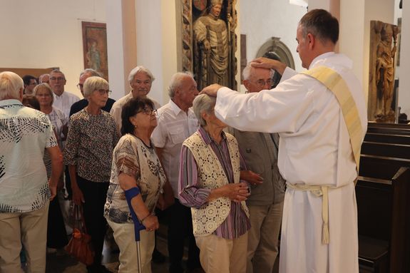 Im Anschluss an den Gottesdienst segneten Weihbischof Paul Reder und weitere Seelsorgerinnen und Seelsorger die Paare einzeln.