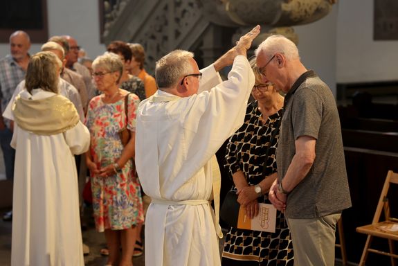 Im Anschluss an den Gottesdienst segneten Weihbischof Paul Reder und weitere Seelsorgerinnen und Seelsorger die Paare einzeln.