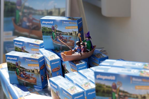 In diesem Jahr werden bei der Begegnung Playmobilfiguren der Frankenapostel zum Kauf angeboten.