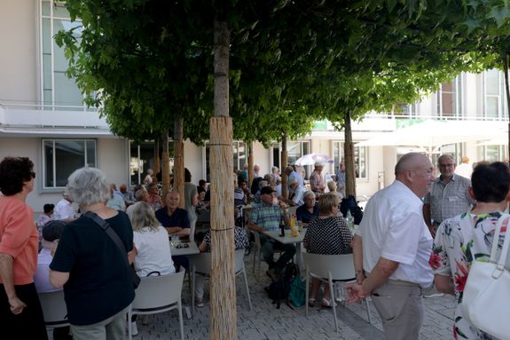 Eine Begegnung auf dem Platz vor dem Burkardushaus schloss sich an.