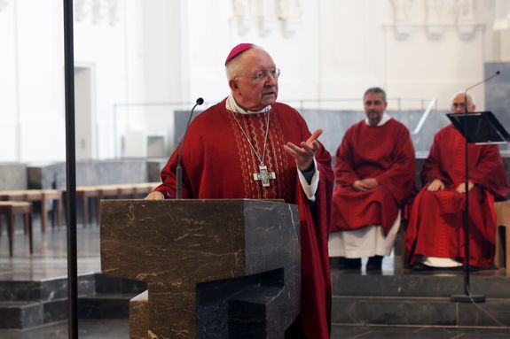 2826/0670 Region Aschaffenburg und Pfarrhausfrauen In seiner Predigt rief Weihbischof em. Ulrich Boom dazu auf, als Christinnen und Christen Hoffnung und Zuversicht in die Welt tragen.