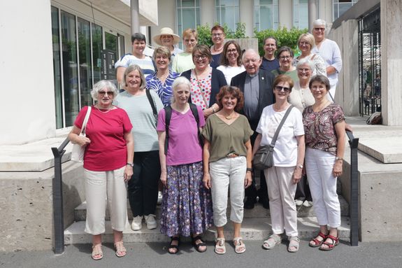 2826/0670 Region Aschaffenburg und Pfarrhausfrauen Eine Tradition in der Kiliani-Wallfahrtswoche: Weihbischof em. Ulrich Boom und Pfarrhausfrauen aus dem ganzen Bistum versammeln sich zum Gruppenbild.