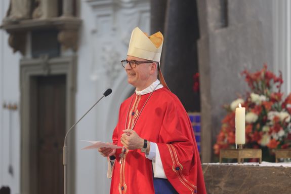 2826/0674 Kiliani-Priester, Diakone, Mitarbeitende Ein "Wort des Lobes zur rechten Zeit" bewirke Wunder, sagte Bischof Dr. Franz Jung in seiner Predigt.