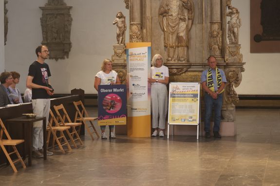 2826/0674 Kiliani-Priester, Diakone, Mitarbeitende Als Erinnerung an den Katholikentag brachten Mitarbeiterinnen und Mitarbeiter symbolisch Gaben vor den Altar.