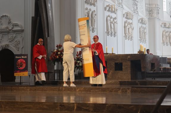 2826/0674 Kiliani-Priester, Diakone, Mitarbeitende Als Erinnerung an den Katholikentag brachten Mitarbeiterinnen und Mitarbeiter symbolisch Gaben vor den Altar.