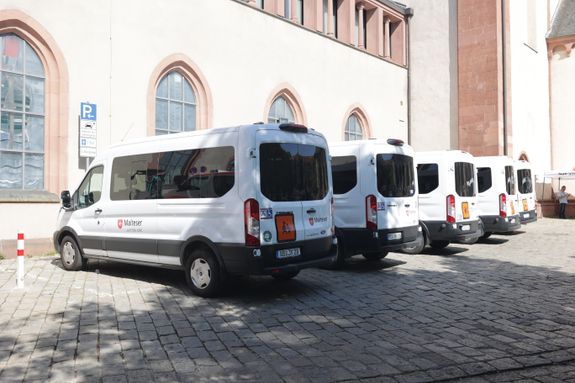 Mit rund 50 Kleinbussen und Behindertentransportwagen wurden Menschen aus ganz Unterfranken zum Kiliansdom gefahren.