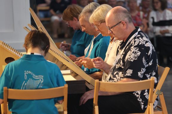 Das Veeh-Harfen-Ensemble "Saitenklang" spielte zur Gabenbereitung.