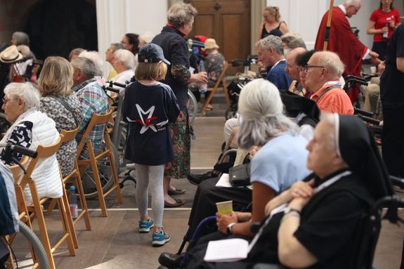 Helferinnen und Helfer von Maltesern und Caritas versorgten die Menschen nach dem Gottesdienst mit Getränken und einem Imbiss.