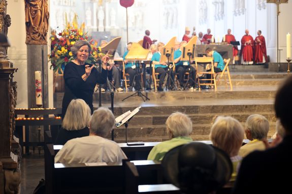 Hörgeschädigtenseelsorgerin Claudia Walter übersetzt den Gottesdienst simultan in Gebärdensprache.