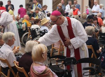 2926/0695 Kiliani-Menschen im Alter, in Krankheit, mit Behinderung Mit rund 650 Gläubigen aus dem ganzen Bistum feierte Bischof Dr. Franz Jung am Samstag, 11. Juli, einen Kiliani-Gottesdienst für Menschen im Alter, in Krankheit und mit Behinderung.