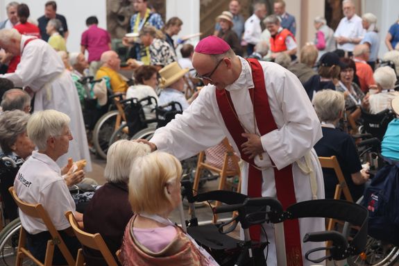 Nach dem Gottesdienst nahm sich Bischof Dr. Franz Jung viel Zeit, um mit den Menschen zu sprechen und den Einzelsegen zu spenden.