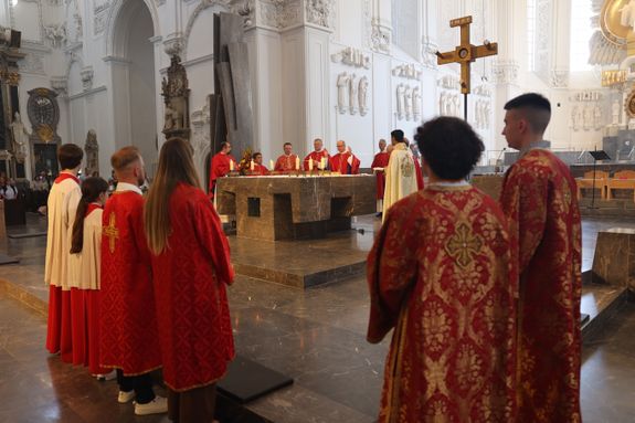 2926/0698 Kiliani-Eine Kirche in vielen Sprachen