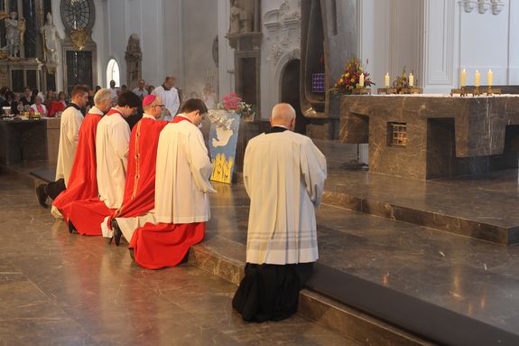 2926/0698 Kiliani-Eine Kirche in vielen Sprachen