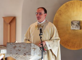 Domvikar Paul Weismantel ist bei einem Gottesdienst im Exerzitienhaus Himmelspforten offiziell in den Ruhestand verabschiedet worden. Weihbischof Paul Reder dankte im Namen des Bistums.