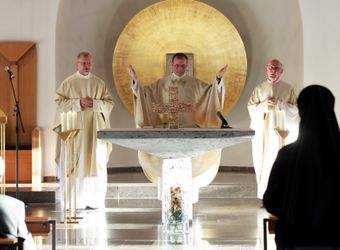 Domvikar Paul Weismantel (rechts) ist bei einem Gottesdienst im Exerzitienhaus Himmelspforten offiziell in den Ruhestand verabschiedet worden. Den Gottesdienst zelebrierte Weihbischof Paul Reder (Mitte): Links Generalvikar Dr. Jürgen Vorndran.