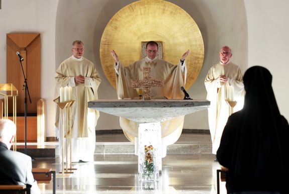 Domvikar Paul Weismantel ist bei einem Gottesdienst im Exerzitienhaus Himmelspforten offiziell in den Ruhestand verabschiedet worden.