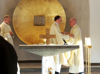 Domvikar Paul Weismantel ist bei einem Gottesdienst im Exerzitienhaus Himmelspforten offiziell in den Ruhestand verabschiedet worden.