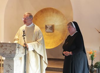 Domvikar Paul Weismantel ist bei einem Gottesdienst im Exerzitienhaus Himmelspforten offiziell in den Ruhestand verabschiedet worden. Generalvikar Dr. Jürgen Vorndran und Ordensreferentin Johanna Ankenbauer würdigten dessen Verdienste. 