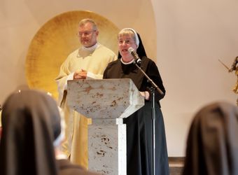 Domvikar Paul Weismantel ist bei einem Gottesdienst im Exerzitienhaus Himmelspforten offiziell in den Ruhestand verabschiedet worden. Generalvikar Dr. Jürgen Vorndran und Ordensreferentin Johanna Ankenbauer würdigten dessen Verdienste. 