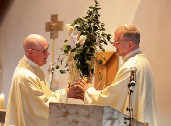 Domvikar Paul Weismantel (links) ist bei einem Gottesdienst im Exerzitienhaus Himmelspforten offiziell in den Ruhestand verabschiedet worden. Generalvikar Dr. Jürgen Vorndran überreichte ein "Lebensbäumchen".