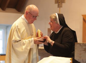 Domvikar Paul Weismantel ist bei einem Gottesdienst im Exerzitienhaus Himmelspforten offiziell in den Ruhestand verabschiedet worden. Schwester Johanna Ankenbauer überreichte zum Abschied symbolische Gaben.