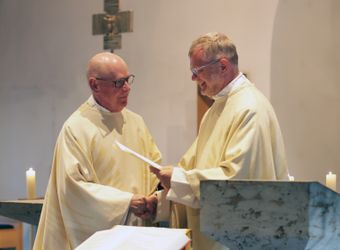 Domvikar Paul Weismantel (links) ist bei einem Gottesdienst im Exerzitienhaus Himmelspforten offiziell in den Ruhestand verabschiedet worden. Generalvikar Dr. Jürgen Vorndran überreichte die offizielle Urkunde.
