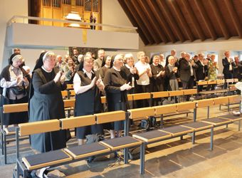 Standing Ovations zum Abschied: Domvikar Paul Weismantel ist bei einem Gottesdienst im Exerzitienhaus Himmelspforten offiziell in den Ruhestand verabschiedet worden.