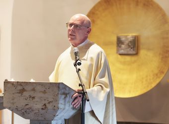 Domvikar Paul Weismantel ist bei einem Gottesdienst im Exerzitienhaus Himmelspforten offiziell in den Ruhestand verabschiedet worden.