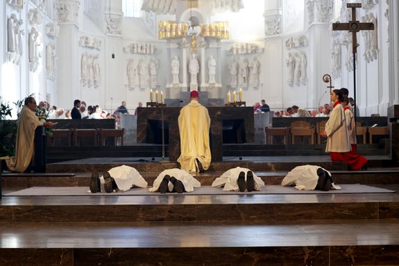 Während der Anrufung der Heiligen lagen die Weihekandidaten als Zeichen der Hingabe an Christus ausgestreckt auf dem Boden.