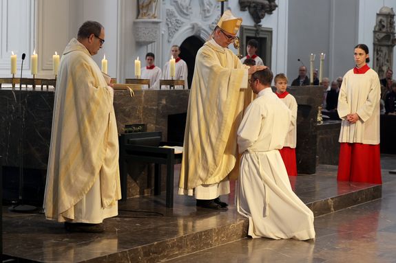 Bischof Dr. Franz Jung weihte Dr. Bernd Reitwiesner zum Diakon.