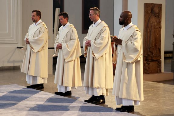 Von links: Steffen Willinger, Julian Thurn, Dr. Bernd Reitwiesner und Bruder Anthony Nonso Dim.