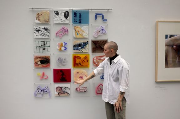 1126/0244 MAD Ausstellung Mythos Mutter In der Ausstellung "Mythos Mutter" hinterfragt die Künstlerin Paloma Wolff traditionelle und idealisierte Mutterrollen. In dem Werk "Kalte Decke" etwa verarbeitete sie die Zeit im Krankenhaus nach der Geburt ihrer Zwillinge.