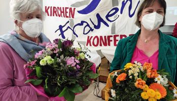 Elisabeth Flügel und Johanna Hecke (von links) wurden aus dem Sprecherinnenteam der Kirchenfrauenkonferenz verabschiedet.