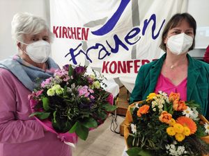 Elisabeth Flügel und Johanna Hecke (von links) wurden aus dem Sprecherinnenteam der Kirchenfrauenkonferenz verabschiedet.
