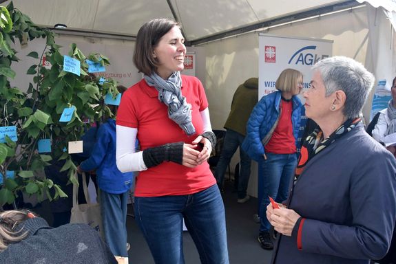 2126/0523 Katholikentag Caritas Stetter-Karp auf Kirchenmeile