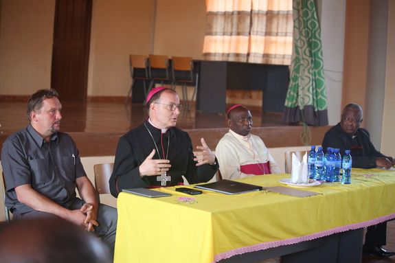 3326/0777 Weihbischof Paul Reder trifft Priesterrat der Diözese Mbinga
