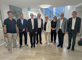 Bischof Franz und Domkapitular em. Dr. Helmut Gabel (rechts) mit der Familie Döpfner: die beiden Neffen des Kardinals Dr. Burkard und Konrad Döpfner mit Ehefrauen Lisa Döpfner und Claudia Schweiger sowie die beiden Großneffen Matthias Metz und Julius Döpfner. Das Bild entstand im Rahmen der Veranstaltung "Ein Erinnerungsabend zum Gedenken an Kardinal Julius Döpfner zum 50. Todestag" der Domschule Würzburg.