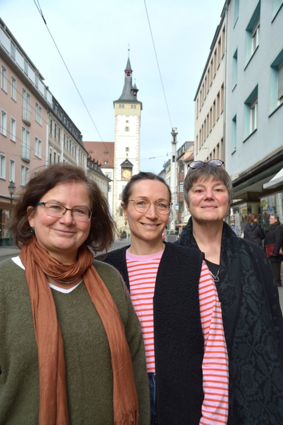 Im Einsatz für Sternenkind-Familien: Oben von links aus dem KSB-Team Beraterin Susanne Resch, Abteilungsleiterin Christina Merz und Diözesanreferentin Anna Elisabeth Thieser.