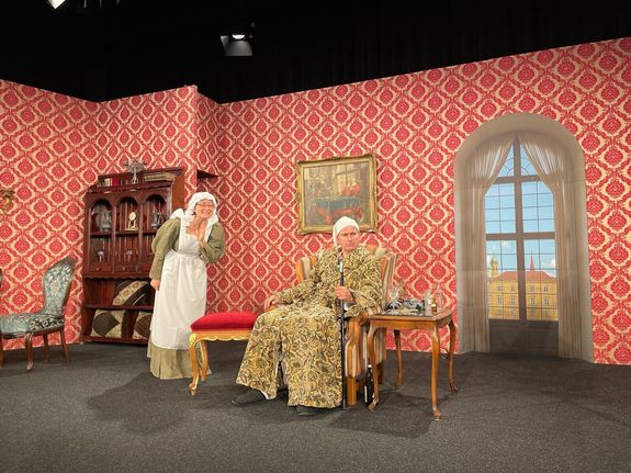 4525/1147 Theatergruppe der Dompfarrei Dienstmagd Toinette (Bettina Nikolai) umsorgt „Argan, den eingebildete Kranken“, im gleichnamigen Stück der Theatergruppe der Dompfarrei.