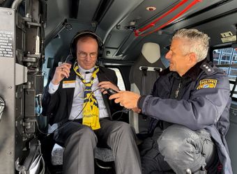 2126/0510 Kaleidoskop Hab Mut steig ein Der Weihbischof im Polizeihubschrauber