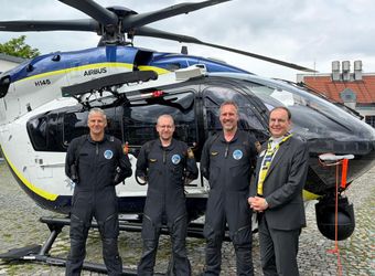2126/0510 Kaleidoskop Hab Mut steig ein Der Weihbischof im Polizeihubschrauber