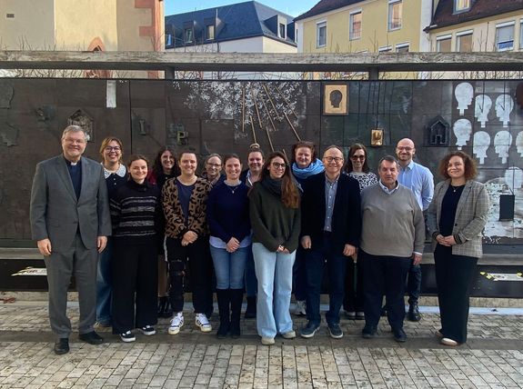 0326/0056 Beauftragung Präventionsberaterinnen und Präventionsberater Zehn Frauen und drei Männer hat Generalvikar Dr. Jürgen Vorndran (links) als Präventionsberaterinnen und Präventionsberater für das Bistum Würzburg beauftragt.