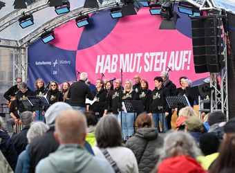 2126/0510 Kaleidoskop Engagierte Menschen erkennt man an bunten Buttons