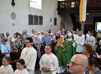 In der Pfarrkirche Heiligkreuz in Döpfners Heimatgemeinde Hausen feierte Bischof Dr. Franz Jung am Sonntag, 26. Juli, einen weiteren Gedenkgottesdienst.