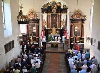 In der Pfarrkirche Heiligkreuz in Döpfners Heimatgemeinde Hausen feierte Bischof Dr. Franz Jung am Sonntag, 26. Juli, einen weiteren Gedenkgottesdienst.