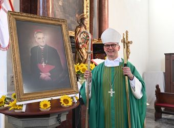 Bischof Dr. Franz Jung neben einem Porträt von Julius Kardinal Döpfner.
